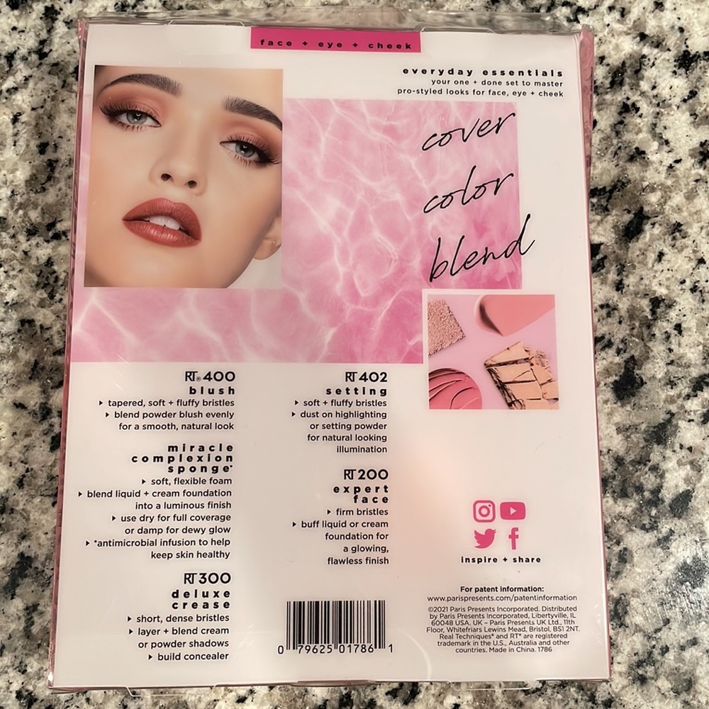 Real Techniques Everyday Essentials Brush Kit (NEVER USED) - Picture 2 of 5